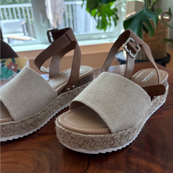 Platform Sandals - Picture 2 of 4
